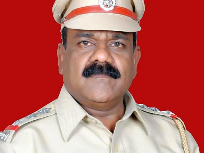 Traffic police officer seized two wheelers ... | वाहतूक पोलीस अधिकाºयाच्या अंगावर घातली दुचाकी... Traffic police officer seized two wheelers ... | वाहतूक पोलीस अधिकाºयाच्या अंगावर घातली दुचाकी...