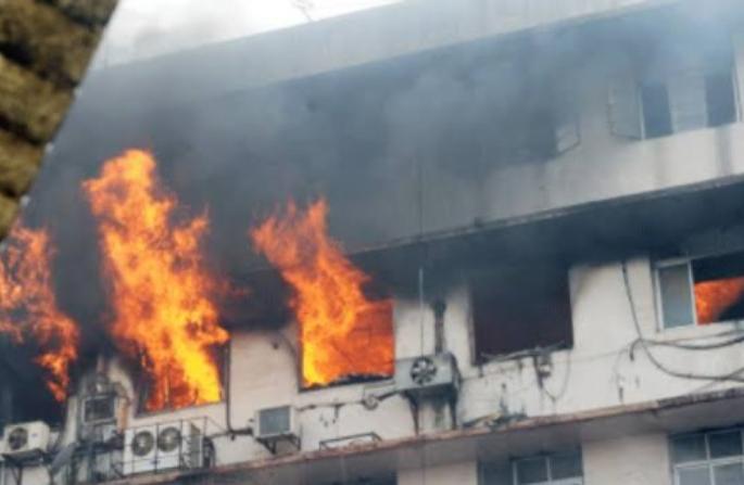 Horrible scenes from CCTV footage of babies crawling in the smoke for 21 minutes | आगीतील धुरात 21 मिनिटं तडफडत होती बाळं, CCTV फुटेजमधील वेदनादायी दृश्ये Horrible scenes from CCTV footage of babies crawling in the smoke for 21 minutes | आगीतील धुरात 21 मिनिटं तडफडत होती बाळं, CCTV फुटेजमधील वेदनादायी दृश्ये
