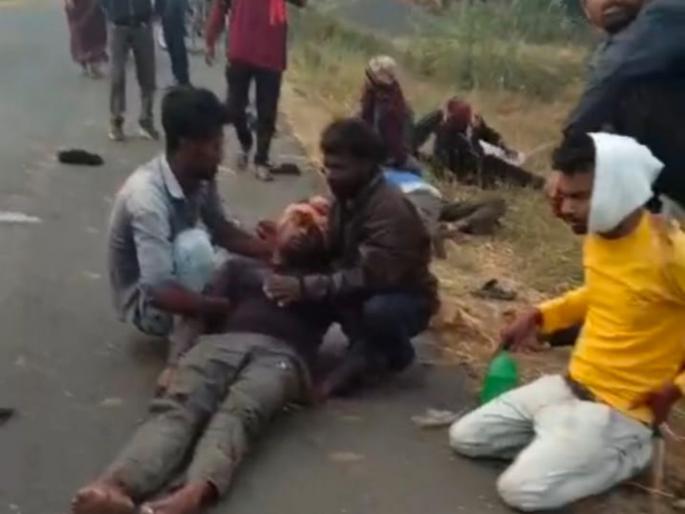 Pick up vehicle carrying laborers overturns, one killed, 15 injured | मजुरांना नेणारे पिक अप वाहन उलटले, एकाचा मृत्यू, १५ जखमी