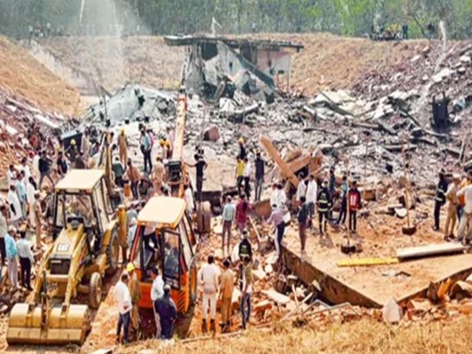 Anger erupts upon seeing the body | मृतदेह बघून संतापाचा स्फोट; अधिकाऱ्याला घेराव घालून धक्काबुक्की