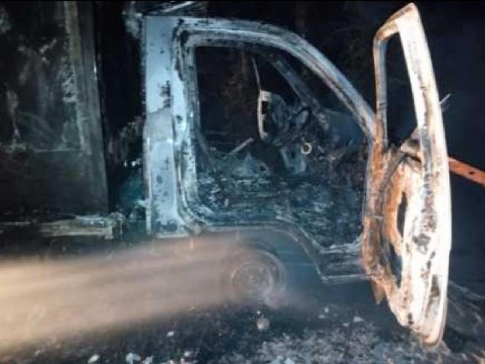 An air-conditioned vehicle carrying blood caught fire on the national highway | रक्त वाहून नेणारे वातानुकुलीत वाहन राष्ट्रीय महामार्गावर जळून खाक An air-conditioned vehicle carrying blood caught fire on the national highway | रक्त वाहून नेणारे वातानुकुलीत वाहन राष्ट्रीय महामार्गावर जळून खाक