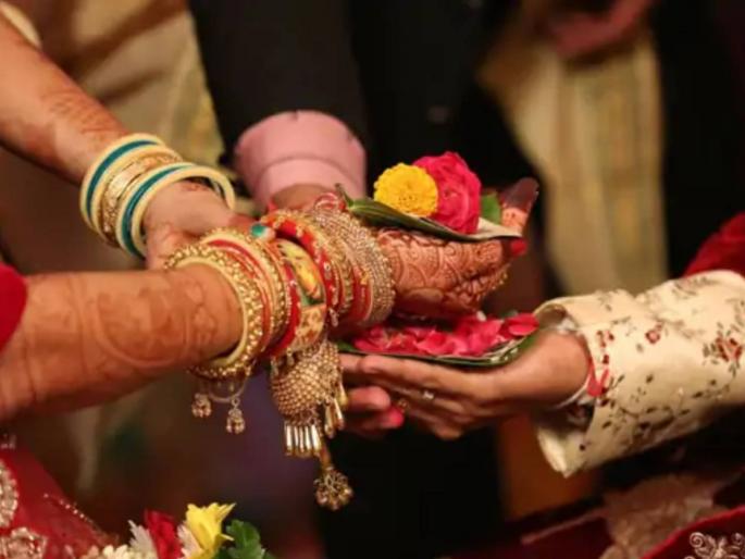 Father dies at daughter's wedding in Bhandara | लेकीच्या डोईवर अक्षता टाकून वधुपित्याने लग्न मांडवातच सोडले प्राण