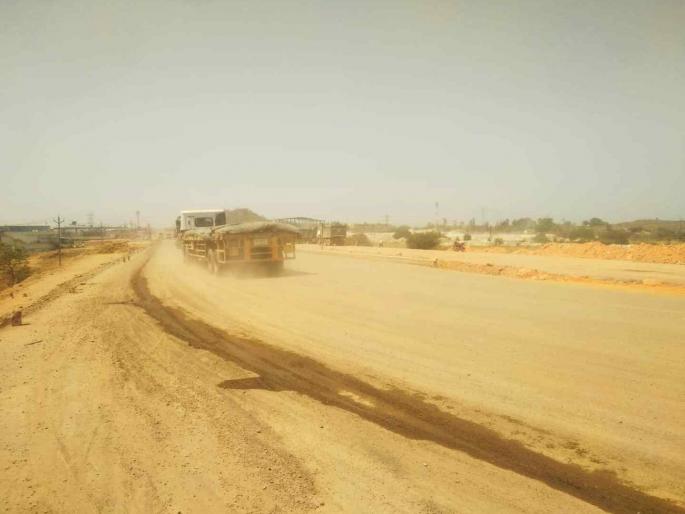 Respiratory problems due to road dust, ash; Rub your eyes or drive? Citizens' angry question | रस्त्यावर धूळ, राखेमुळे श्वसनाचे त्रास; डोळे चोळायचे की वाहन चालवायचे? नागरिकांचा संतप्त सवाल Respiratory problems due to road dust, ash; Rub your eyes or drive? Citizens' angry question | रस्त्यावर धूळ, राखेमुळे श्वसनाचे त्रास; डोळे चोळायचे की वाहन चालवायचे? नागरिकांचा संतप्त सवाल