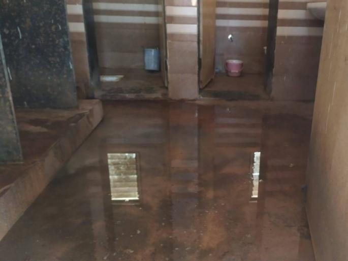 "There" one has to walk through the stench to the toilet... | ‘तिथे’ टाचभर दुर्गंधीतून जावे लागते शौचालयात... भंडाऱ्यातील बकाल प्रकार "There" one has to walk through the stench to the toilet... | ‘तिथे’ टाचभर दुर्गंधीतून जावे लागते शौचालयात... भंडाऱ्यातील बकाल प्रकार