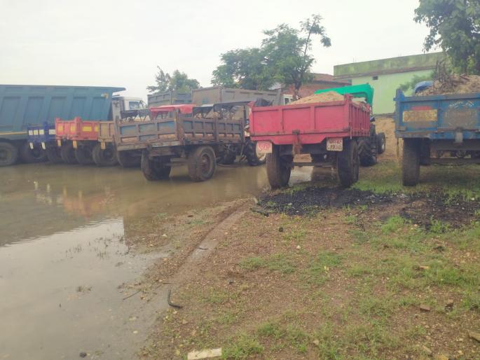 sand mining; Raid in midnight rain, seizes Pokeland with seven tractors | रेती उत्खनन; मध्यरात्री भर पावसात छापा, सात ट्रॅक्टरसह पोकलँड जप्त sand mining; Raid in midnight rain, seizes Pokeland with seven tractors | रेती उत्खनन; मध्यरात्री भर पावसात छापा, सात ट्रॅक्टरसह पोकलँड जप्त