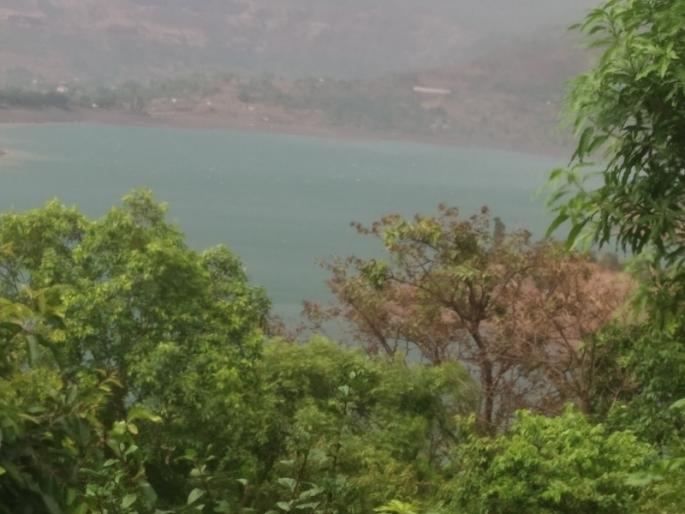 Hail with wind in Bhandardara area | भंडारदरा परिसरात वादळी वा-यासह गारांचा पाऊस Hail with wind in Bhandardara area | भंडारदरा परिसरात वादळी वा-यासह गारांचा पाऊस