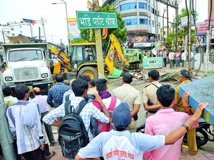 Rampaged mob attacked on goon who created terror on the tip off knife in Nagpur, | चाकूच्या धाकावर दहशत पसरविणाऱ्या गुंडावर नागपुरात संतप्त जमावाची धाव Rampaged mob attacked on goon who created terror on the tip off knife in Nagpur, | चाकूच्या धाकावर दहशत पसरविणाऱ्या गुंडावर नागपुरात संतप्त जमावाची धाव