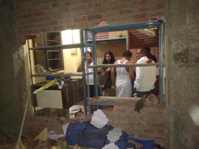 robbery in six shops in bhandup | भांडुपमध्ये चोरट्यांनी एका रात्रीत सहा दुकाने फोडली robbery in six shops in bhandup | भांडुपमध्ये चोरट्यांनी एका रात्रीत सहा दुकाने फोडली