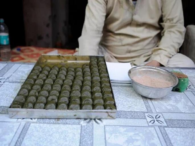 Bholebaba ki goli special article on holi 2023 bhang goli selling online offline | भोलेबाबा की गोली... १० ते १५ रुपयांत Bholebaba ki goli special article on holi 2023 bhang goli selling online offline | भोलेबाबा की गोली... १० ते १५ रुपयांत