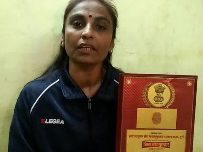 Time to sell masks to the best disabled player to fill the family's stomach | कुटूंबाचे पोट भरण्यासाठी उत्कृष्ट दिव्यांग खेळाडुवर मास्क विकण्याची वेळ Time to sell masks to the best disabled player to fill the family's stomach | कुटूंबाचे पोट भरण्यासाठी उत्कृष्ट दिव्यांग खेळाडुवर मास्क विकण्याची वेळ