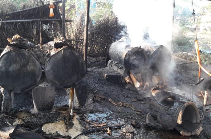 Action on the murder of Bhanudas Tandu in Solapur, seizure of cash worth Rs | सोलापुरातील भानुदास तांड्याच्या हातभट्टीवर कारवाई, सव्वा लाखाचा मुद्देमाल जप्त Action on the murder of Bhanudas Tandu in Solapur, seizure of cash worth Rs | सोलापुरातील भानुदास तांड्याच्या हातभट्टीवर कारवाई, सव्वा लाखाचा मुद्देमाल जप्त