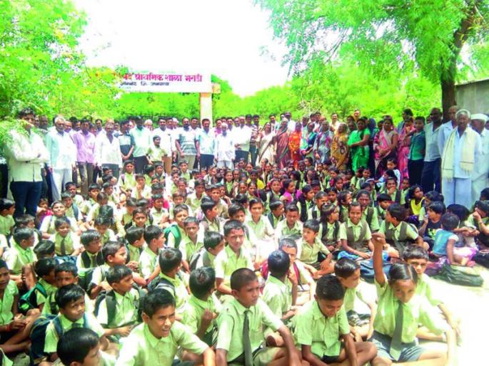 The locals lock the school | ग्रामस्थांनी ठोकले शाळेला कुलूप The locals lock the school | ग्रामस्थांनी ठोकले शाळेला कुलूप