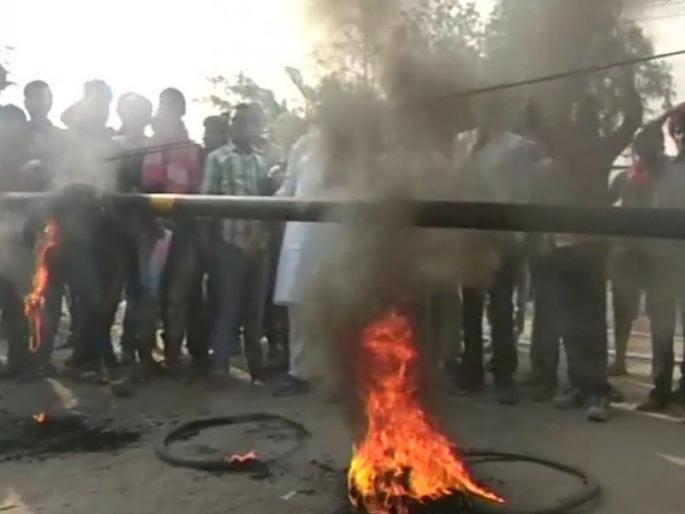 Jalgaon: Three people were injured in 'Bharat Bandh' | जळगाव : 'भारत बंद' दरम्यान दगडफेक अंतुर्लीत तीन जण जखमी Jalgaon: Three people were injured in 'Bharat Bandh' | जळगाव : 'भारत बंद' दरम्यान दगडफेक अंतुर्लीत तीन जण जखमी