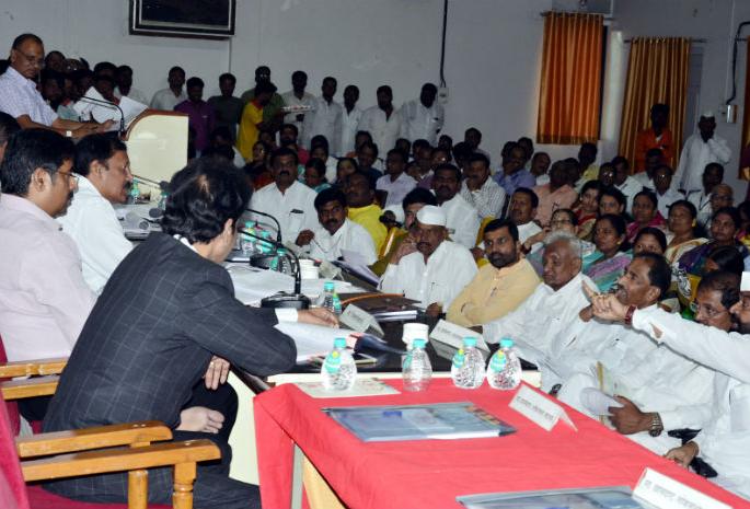 Solapur District Planning Committee meeting held between Guardian Minister, Bharat Bhaleke | सोलापूर जिल्हा नियोजन समितीच्या बैठकीत पालकमंत्री, भारत भालके यांच्यात खडाजंगी Solapur District Planning Committee meeting held between Guardian Minister, Bharat Bhaleke | सोलापूर जिल्हा नियोजन समितीच्या बैठकीत पालकमंत्री, भारत भालके यांच्यात खडाजंगी