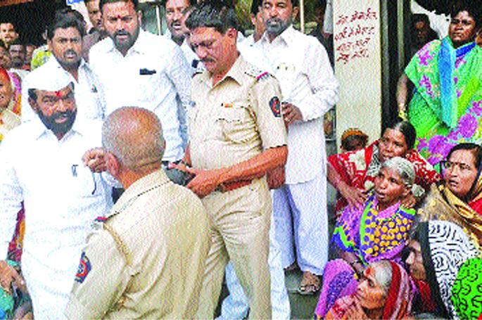 Due to the removal of encroachment, there is a dispute between Pandharpur MLAs and police officers | अतिक्रमण काढण्याच्या कारणावरून पंढरपुरात आमदार अन् पोलीस अधिकाºयांमध्ये वाद Due to the removal of encroachment, there is a dispute between Pandharpur MLAs and police officers | अतिक्रमण काढण्याच्या कारणावरून पंढरपुरात आमदार अन् पोलीस अधिकाºयांमध्ये वाद