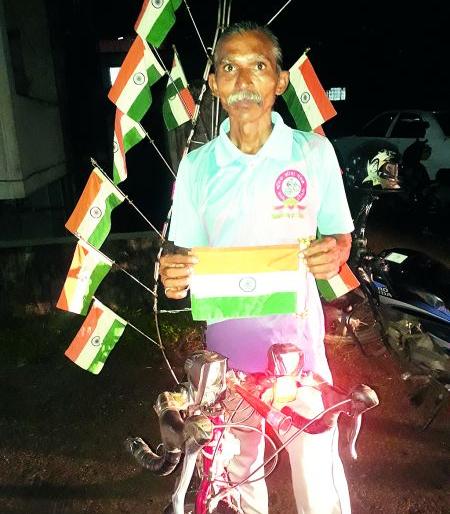 Visit India on his bicycle to honor the jawans | जवानांच्या सन्मानासाठी त्याचे सायकलवर भारत भ्रमण Visit India on his bicycle to honor the jawans | जवानांच्या सन्मानासाठी त्याचे सायकलवर भारत भ्रमण