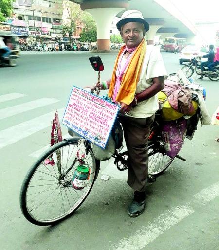 Traveling India on his bicycle for secularism | सर्वधर्मसमभावासाठी त्याचे सायकलवर भारतभ्रमण Traveling India on his bicycle for secularism | सर्वधर्मसमभावासाठी त्याचे सायकलवर भारतभ्रमण