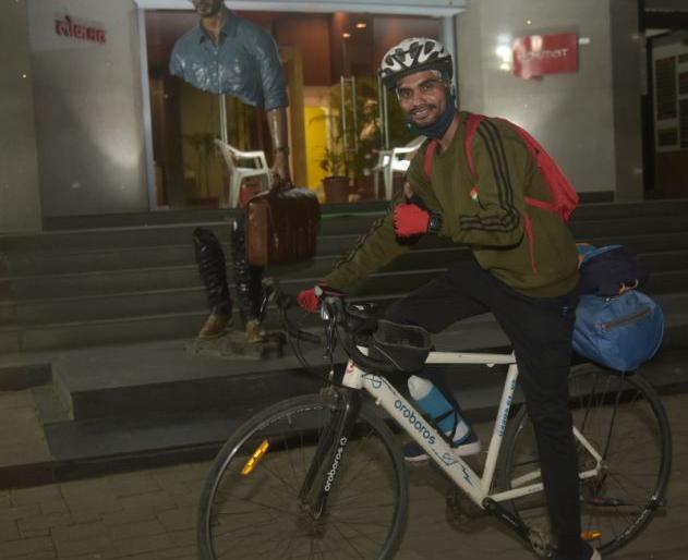 The young farmer set out on a tour of India by bicycle | सायकलने भारतभ्रमणावर निघाला तरुण शेतकरी The young farmer set out on a tour of India by bicycle | सायकलने भारतभ्रमणावर निघाला तरुण शेतकरी