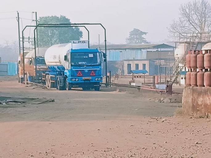 coronavirus villagers in wada scared due to bharat gas company kkg | CoronaVirus: भारत गॅसमुळे संपूर्ण गाव 'गॅस'वर; कोरोना होण्याच्या भीतीनं चिंतेत भर coronavirus villagers in wada scared due to bharat gas company kkg | CoronaVirus: भारत गॅसमुळे संपूर्ण गाव 'गॅस'वर; कोरोना होण्याच्या भीतीनं चिंतेत भर