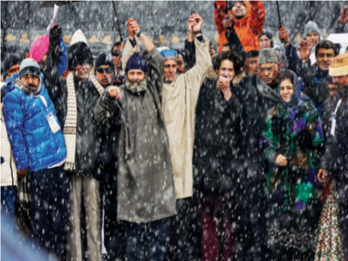 35 minutes speech in snow in Kashmir, Rahul Gandhi attacks BJP, Sangh | Bharat Jodo Yatra: काश्मीरमध्ये बर्फवृष्टीत ३५ मिनिटे भाषण, राहुल गांधी यांचा भाजप, संघावर हल्लाबोल 35 minutes speech in snow in Kashmir, Rahul Gandhi attacks BJP, Sangh | Bharat Jodo Yatra: काश्मीरमध्ये बर्फवृष्टीत ३५ मिनिटे भाषण, राहुल गांधी यांचा भाजप, संघावर हल्लाबोल