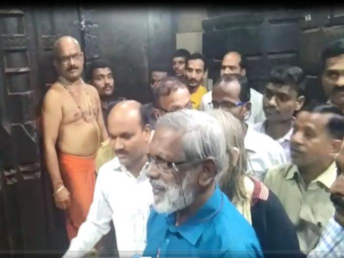 Kolhapur: Entry of Bharat Patankar and his colleagues denied admission in Ambabai Temple | कोल्हापूर : सोवळं न नेसल्यानं भारत पाटणकर आणि सहकाऱ्यांना अंबाबाई मंदिराच्या गाभाऱ्यात नाकारला प्रवेश Kolhapur: Entry of Bharat Patankar and his colleagues denied admission in Ambabai Temple | कोल्हापूर : सोवळं न नेसल्यानं भारत पाटणकर आणि सहकाऱ्यांना अंबाबाई मंदिराच्या गाभाऱ्यात नाकारला प्रवेश
