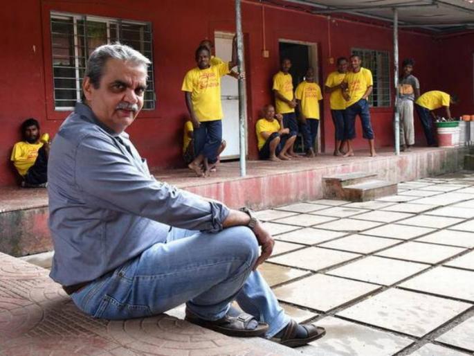 we just shocked seeing a mental patient drinking waste water : dr. bharat vatwani | गटारीचे पाणी पिणाऱ्या मनाेरुग्णाला पाहून अाम्ही हेलावलाे : डाॅ भरत वाटवानी we just shocked seeing a mental patient drinking waste water : dr. bharat vatwani | गटारीचे पाणी पिणाऱ्या मनाेरुग्णाला पाहून अाम्ही हेलावलाे : डाॅ भरत वाटवानी