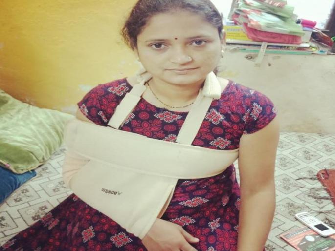 Two people injured in road accident in Kalyan | कल्याणमध्ये खड्ड्यात गाडी घसरून अपघात, दोन जण जखमी Two people injured in road accident in Kalyan | कल्याणमध्ये खड्ड्यात गाडी घसरून अपघात, दोन जण जखमी