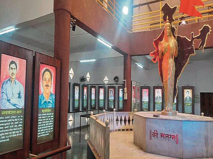 In Chhatrapati Sambhajinagar Photo biographies of 100 revolutionaries of the country hanged, blown up by cannon | फाशी, तोफेने उडविलेले देशातील १०० क्रांतिवीरांची फोटो बायोग्राफी छत्रपती संभाजीनगरात In Chhatrapati Sambhajinagar Photo biographies of 100 revolutionaries of the country hanged, blown up by cannon | फाशी, तोफेने उडविलेले देशातील १०० क्रांतिवीरांची फोटो बायोग्राफी छत्रपती संभाजीनगरात