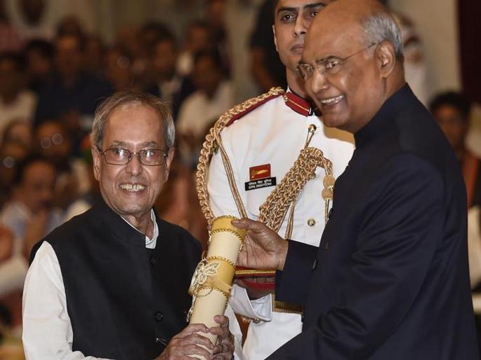 Pranab Mukherjee honored with 'Bharat Ratna' | प्रणव मुखर्जी ‘भारतरत्न’ने सन्मानित; नानाजी देशभुख, भूपेन हजारिका यांचाही मरणोत्तर गौरव