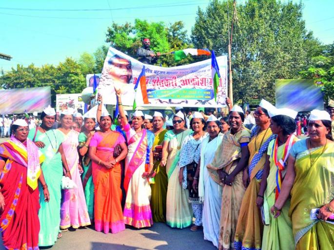 'Bharip's' resentment for farmers in Akola; District Collector's office attacked! | अकोल्यात शेतकर्यांसाठी ‘भारिप’चा ‘आक्रोश; जिल्हाधिकारी कार्यालयावर काढला धडक मोर्चा! 'Bharip's' resentment for farmers in Akola; District Collector's office attacked! | अकोल्यात शेतकर्यांसाठी ‘भारिप’चा ‘आक्रोश; जिल्हाधिकारी कार्यालयावर काढला धडक मोर्चा!