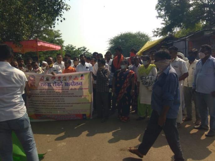 Stop the road at Bhar Jahagir to get crop compensation | पीक नुकसानभरपाई मिळण्यासाठी भर जहागीर येथे रास्ता रोको Stop the road at Bhar Jahagir to get crop compensation | पीक नुकसानभरपाई मिळण्यासाठी भर जहागीर येथे रास्ता रोको