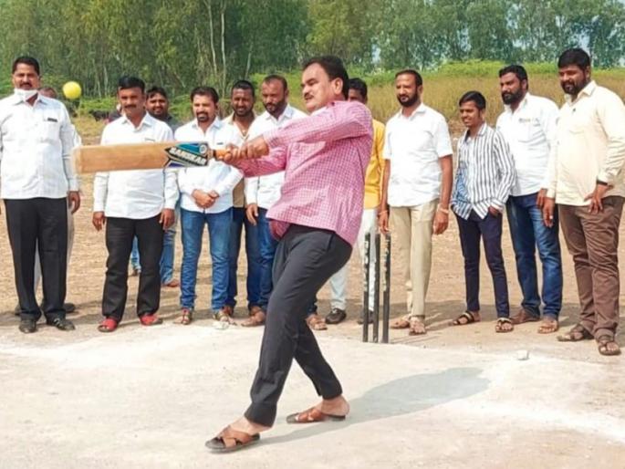 Minister of State Dattatraya Bharane's storming at the cricket ground; Won the hearts of the audience | क्रिकेटच्या मैदानात राज्यमंत्री दत्तात्रय भरणेंची तुफान फटकेबाजी;उपस्थितांची मने जिंकली Minister of State Dattatraya Bharane's storming at the cricket ground; Won the hearts of the audience | क्रिकेटच्या मैदानात राज्यमंत्री दत्तात्रय भरणेंची तुफान फटकेबाजी;उपस्थितांची मने जिंकली