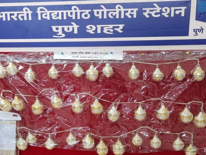 Jewel theft from Chamundamata temple exposed, accused arrested by police | Pune Crime: चामुंडामाता मंदिरातील दागिनेचोरी उघड, आरोपीच्या मुसक्या आवळल्या Jewel theft from Chamundamata temple exposed, accused arrested by police | Pune Crime: चामुंडामाता मंदिरातील दागिनेचोरी उघड, आरोपीच्या मुसक्या आवळल्या