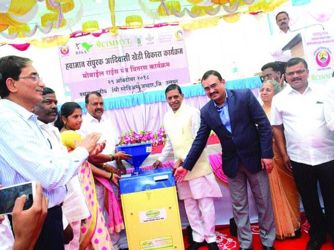 Mobile rice machines given to farmers | शेतकऱ्यांना दिली मोबाइल भात यंत्रे Mobile rice machines given to farmers | शेतकऱ्यांना दिली मोबाइल भात यंत्रे