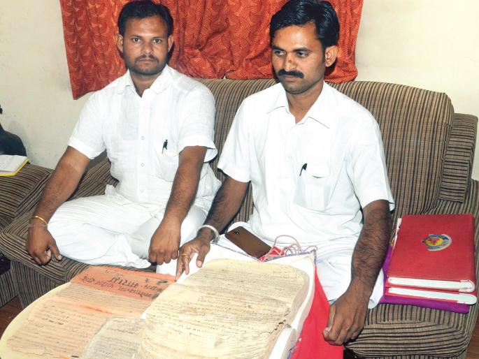 The history of the Maratha family in the Nagar district was preserved by the Rajasthan Bhat family | नगर जिल्ह्यातील ७ हजार मराठा घराण्याचा इतिहास राजस्थानी भट परिवाराने केला जतन The history of the Maratha family in the Nagar district was preserved by the Rajasthan Bhat family | नगर जिल्ह्यातील ७ हजार मराठा घराण्याचा इतिहास राजस्थानी भट परिवाराने केला जतन