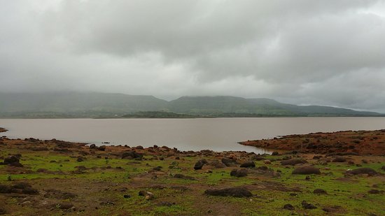 seven dams have zero percent and 10 percent less water in 10 dams in the Bhima Khoka, age | भीमा खो-यातील सात धरणात शून्य टक्के तर दहा धरणांमध्ये १० टक्क्यांपेक्षा कमी पाणीसाठा