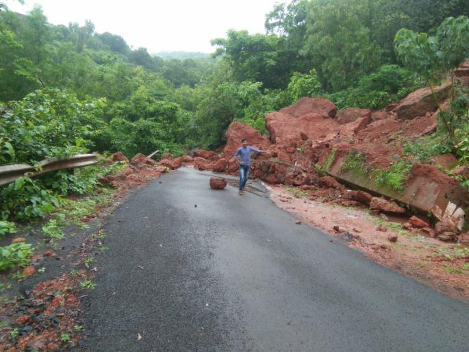 Guhagar - Traffic jam collapses in Paddy | गुहागर - भातगावात दरड कोसळून वाहतूक ठप्प Guhagar - Traffic jam collapses in Paddy | गुहागर - भातगावात दरड कोसळून वाहतूक ठप्प