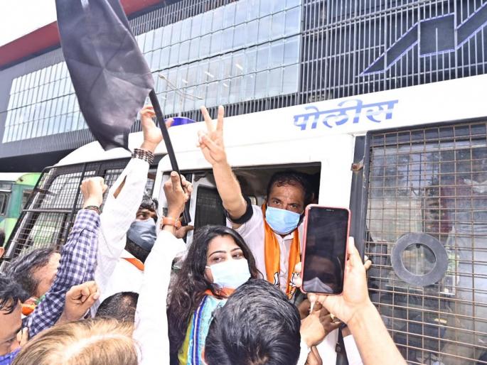 Protest agitation by showing black flags of BJP during Metro trial run atul bhatkhalkararrested mumbai metro uddhav thackeray | Mumbai Metro : मेट्रो ट्रायल रनच्या कार्यक्रमादरम्यान भाजपचं काळे झेंडे दाखवून निषेध आंदोलन Protest agitation by showing black flags of BJP during Metro trial run atul bhatkhalkararrested mumbai metro uddhav thackeray | Mumbai Metro : मेट्रो ट्रायल रनच्या कार्यक्रमादरम्यान भाजपचं काळे झेंडे दाखवून निषेध आंदोलन