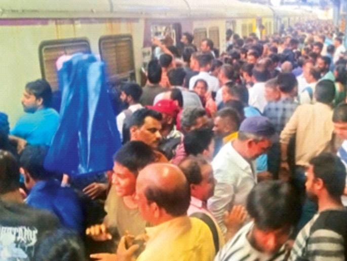 Plight of brothers and sisters in dilemma, local Sunday schedule, rickshaws, loot from taxi drivers | कोंडीत भावा-बहिणींचे हाल, लोकलचे रविवार वेळापत्रक, रिक्षा, टॅक्सीचालकांकडून लूट Plight of brothers and sisters in dilemma, local Sunday schedule, rickshaws, loot from taxi drivers | कोंडीत भावा-बहिणींचे हाल, लोकलचे रविवार वेळापत्रक, रिक्षा, टॅक्सीचालकांकडून लूट