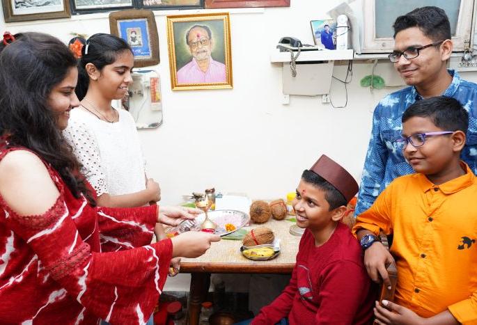 Bhaubij celebrated at the sisters' home | चंद्राचे चांदणे डोकावले बहिणींच्या घरी अन् साजरी झाली भाऊबीज 