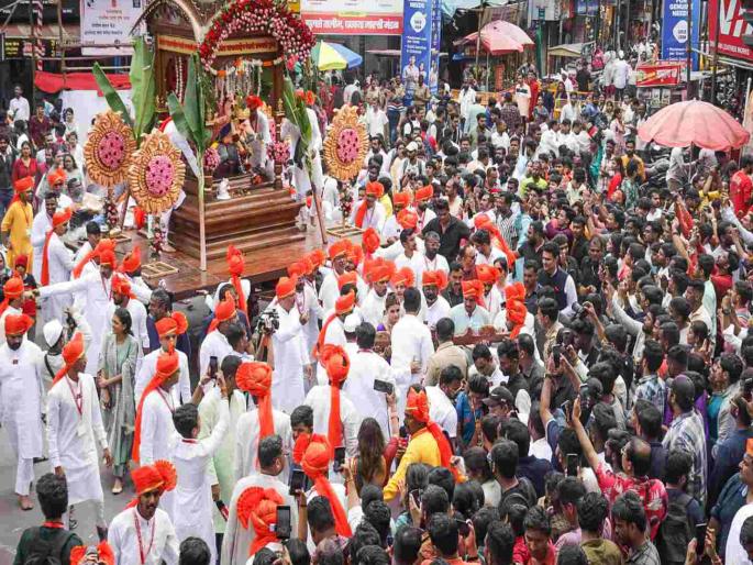 Ganesha of Shrimant Bhausaheb Rangari Public Trust seated in Varad Vigneshwar Wada in the resence of devotees | जल्लोषपूर्ण वातावरणात श्रीमंत भाऊसाहेब रंगारी गणपती बाप्पा विराजमान; पद्मश्री कैलाश खेर यांच्या हस्ते प्राणप्रतिष्ठा Ganesha of Shrimant Bhausaheb Rangari Public Trust seated in Varad Vigneshwar Wada in the resence of devotees | जल्लोषपूर्ण वातावरणात श्रीमंत भाऊसाहेब रंगारी गणपती बाप्पा विराजमान; पद्मश्री कैलाश खेर यांच्या हस्ते प्राणप्रतिष्ठा