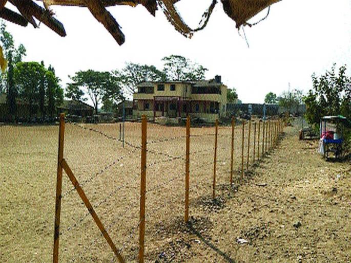 Twenty-five-year-old fence in Bhausaheb Raut Vidyalaya | भाऊसाहेब राऊत विद्यालयाला २५ वर्षांनंतर तारांचे कुंपण  Twenty-five-year-old fence in Bhausaheb Raut Vidyalaya | भाऊसाहेब राऊत विद्यालयाला २५ वर्षांनंतर तारांचे कुंपण