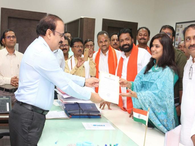 Yavatmal Washim Election Result 2019: Shiv Sena bhavana gawali win | महाराष्ट्र लोकसभा निवडणूक निकाल 2019 : भावना गवळी यांना विजयी प्रमाणपत्र प्रदान Yavatmal Washim Election Result 2019: Shiv Sena bhavana gawali win | महाराष्ट्र लोकसभा निवडणूक निकाल 2019 : भावना गवळी यांना विजयी प्रमाणपत्र प्रदान