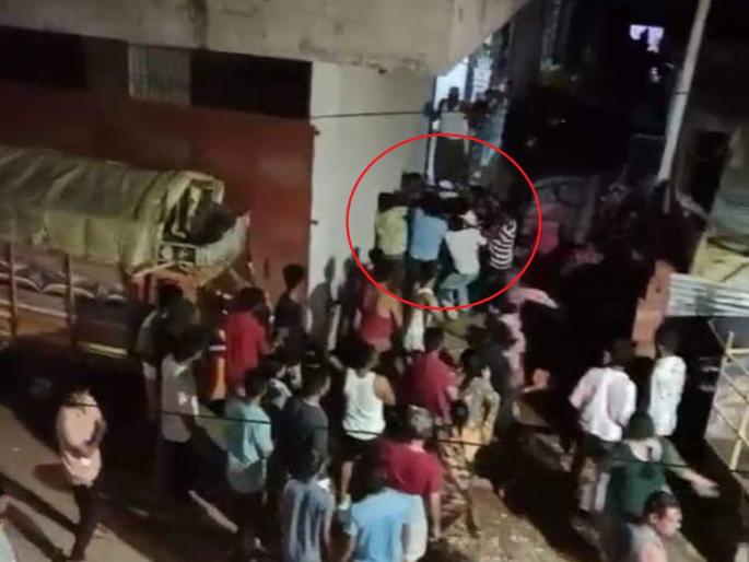 The girls were teased with a laser light shining on them, and the mob pelted stones when they asked for answers | मुलींच्या अंगावर लेझर लाईट चमकून छेडले, जाब विचारल्याने टोळक्याची तूफान दगडफेक The girls were teased with a laser light shining on them, and the mob pelted stones when they asked for answers | मुलींच्या अंगावर लेझर लाईट चमकून छेडले, जाब विचारल्याने टोळक्याची तूफान दगडफेक