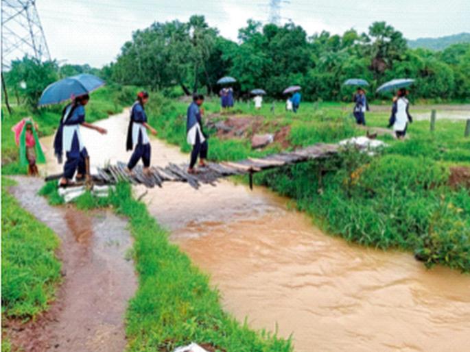 The future ladki bahin is crossing the river with her life in hand for education | भावी लाडकी बहीण शिक्षणासाठी जीव मुठीत घेऊन ओलांडतेय नदी The future ladki bahin is crossing the river with her life in hand for education | भावी लाडकी बहीण शिक्षणासाठी जीव मुठीत घेऊन ओलांडतेय नदी