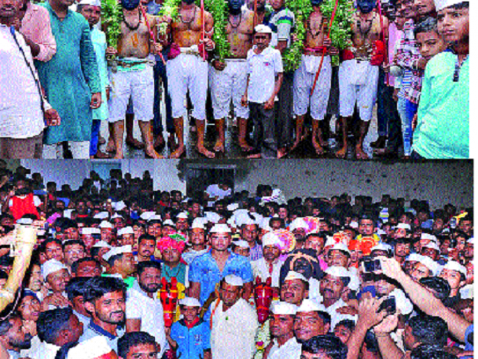 Crowd of devotees to watch horses and feathers in Satya | आष्ट्यात घोडी, पिसेचा खेळ पाहण्यास भाविकांची गर्दी Crowd of devotees to watch horses and feathers in Satya | आष्ट्यात घोडी, पिसेचा खेळ पाहण्यास भाविकांची गर्दी