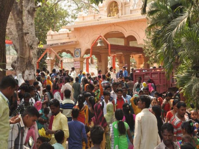 In Nandurbar, the crowd of devotees for Mahaprashad | नंदुरबारात महाप्रसादासाठी भाविकांची उसळली गर्दी In Nandurbar, the crowd of devotees for Mahaprashad | नंदुरबारात महाप्रसादासाठी भाविकांची उसळली गर्दी