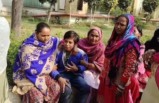 man dies falling from roof sons says doctor did not attend and no treatment in civil hospital | "रुग्णवाहिकेत तासभर पडून होते वडील, रुग्णालयात कोणीच उपचार केला नाही, झाला मृत्यू"
