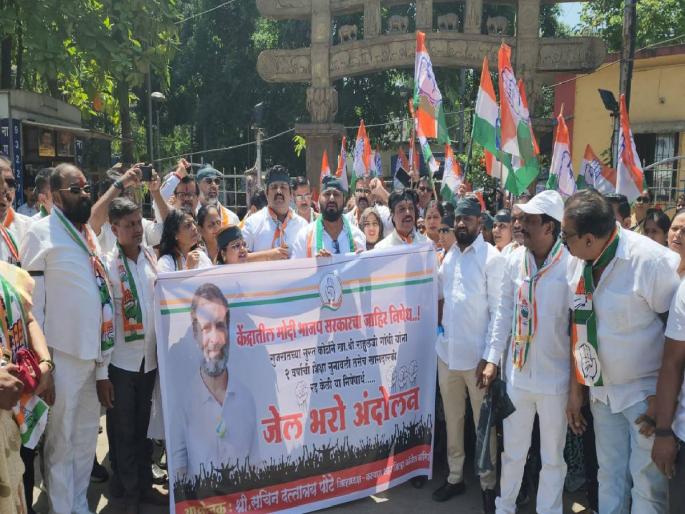 In Kalyan, the path of the Congress was revealed. | कल्याणमध्ये काॅंग्रेसचे रास्ता राेकाे आंदाेलन, मोदी सरकार विरोधात जोरदार घोषणाबाजी In Kalyan, the path of the Congress was revealed. | कल्याणमध्ये काॅंग्रेसचे रास्ता राेकाे आंदाेलन, मोदी सरकार विरोधात जोरदार घोषणाबाजी