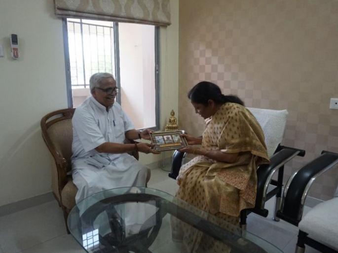 Tensions on the border, defense minister visited RSS Head Quarter | सीमेवर तणाव, संरक्षण मंत्री संघ भेटीला Tensions on the border, defense minister visited RSS Head Quarter | सीमेवर तणाव, संरक्षण मंत्री संघ भेटीला